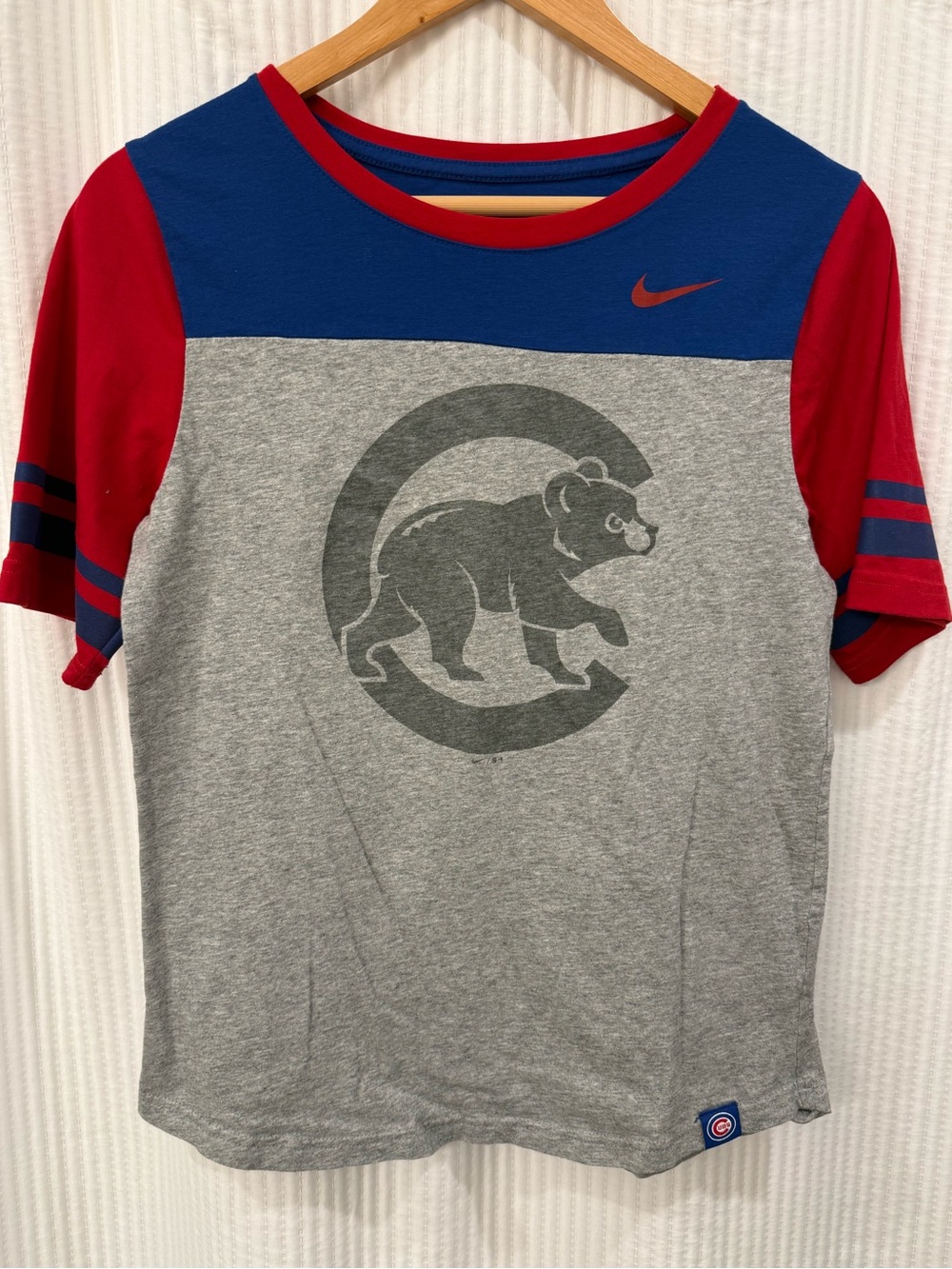 Nike Woman’s Grey, Red & Blue Cubs Graphic Tee - size Medium